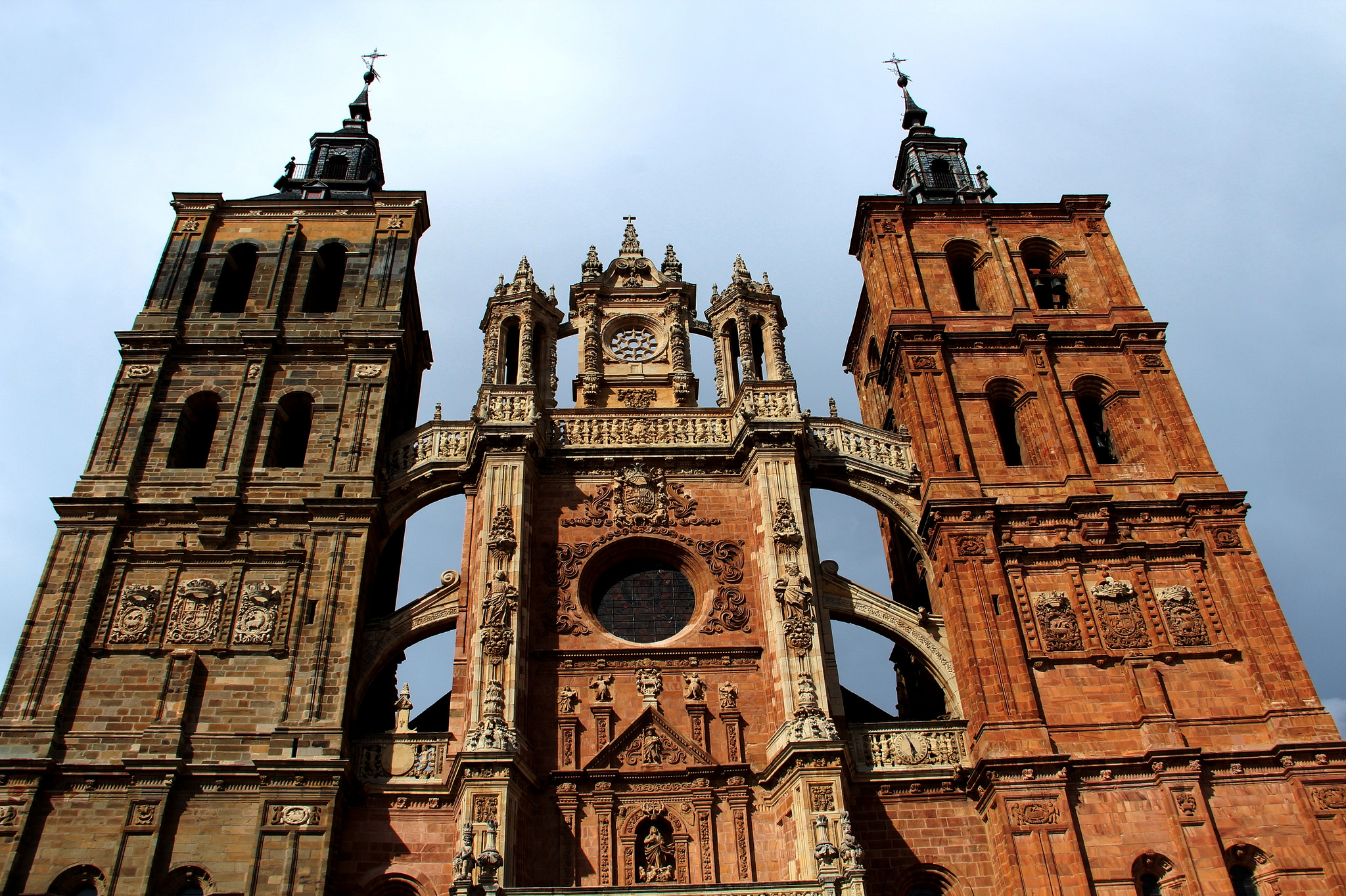 Etapa 9: De León A Astorga 10 A Catedral De Astorga Com O Palácio Episcopal De Gaudí Visível À Direita