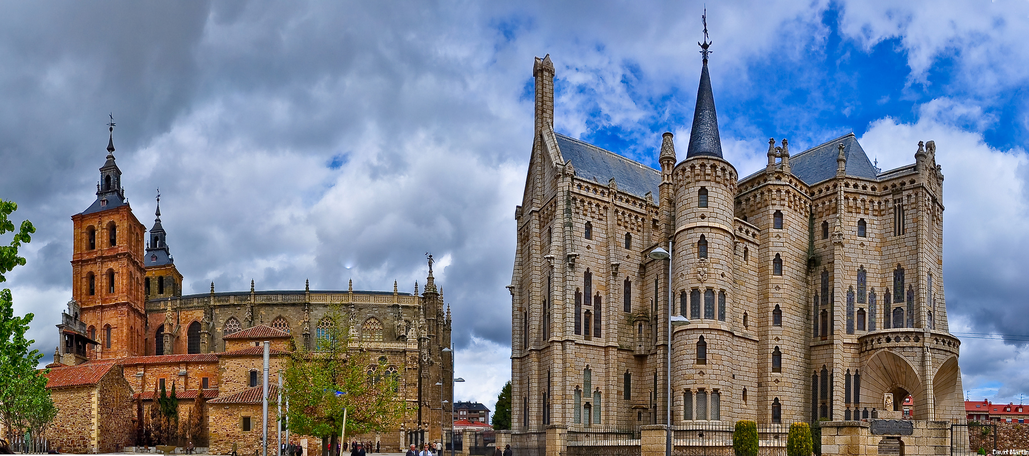 Etapa 9: De León A Astorga 12 A Catedral E O Palácio Episcopal De Gaudí Juntos Em Astorga