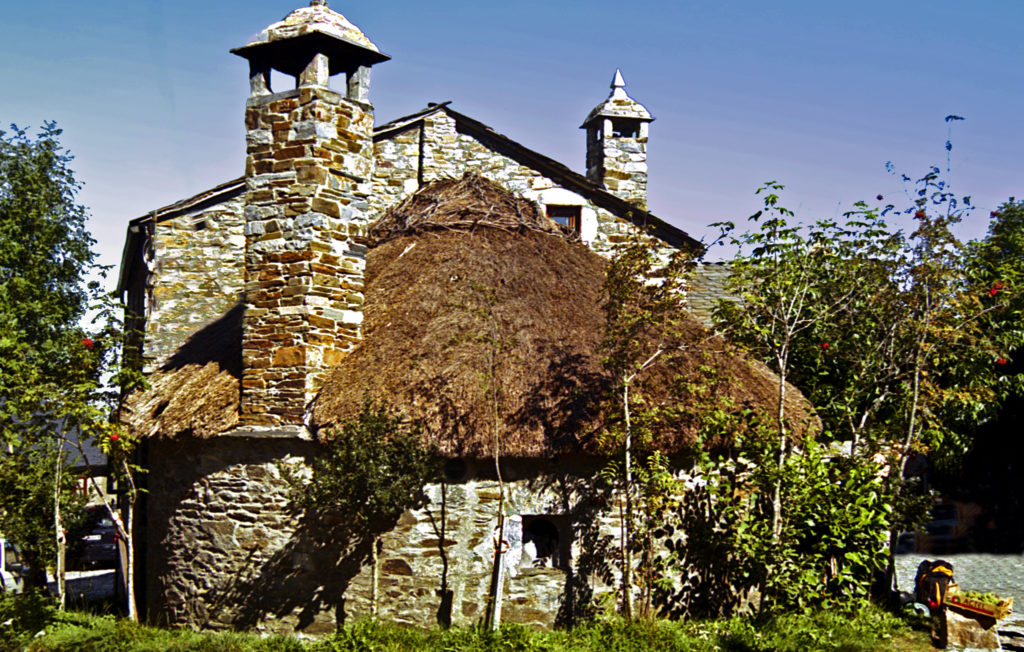 Ponferrada → O Cebreiro En Bici — 52 Km | Etapa 11 Camino Francés 10 Una Palloza En O Cebreiro — Casas De Piedra Circulares Prerromanas En La Cima De La Subida