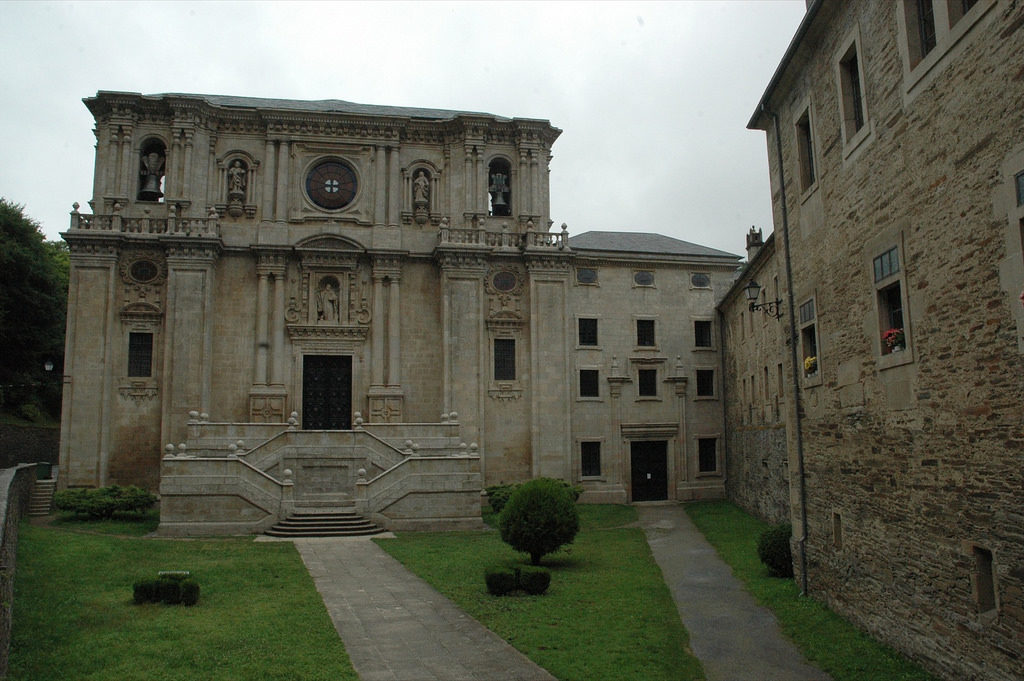 O Cebreiro → Sarria En Bici — 40–46 Km | Etapa 12 Camino Francés 13 La Portada De La Iglesia De San Xulián De Samos Con Su Escalera Exterior