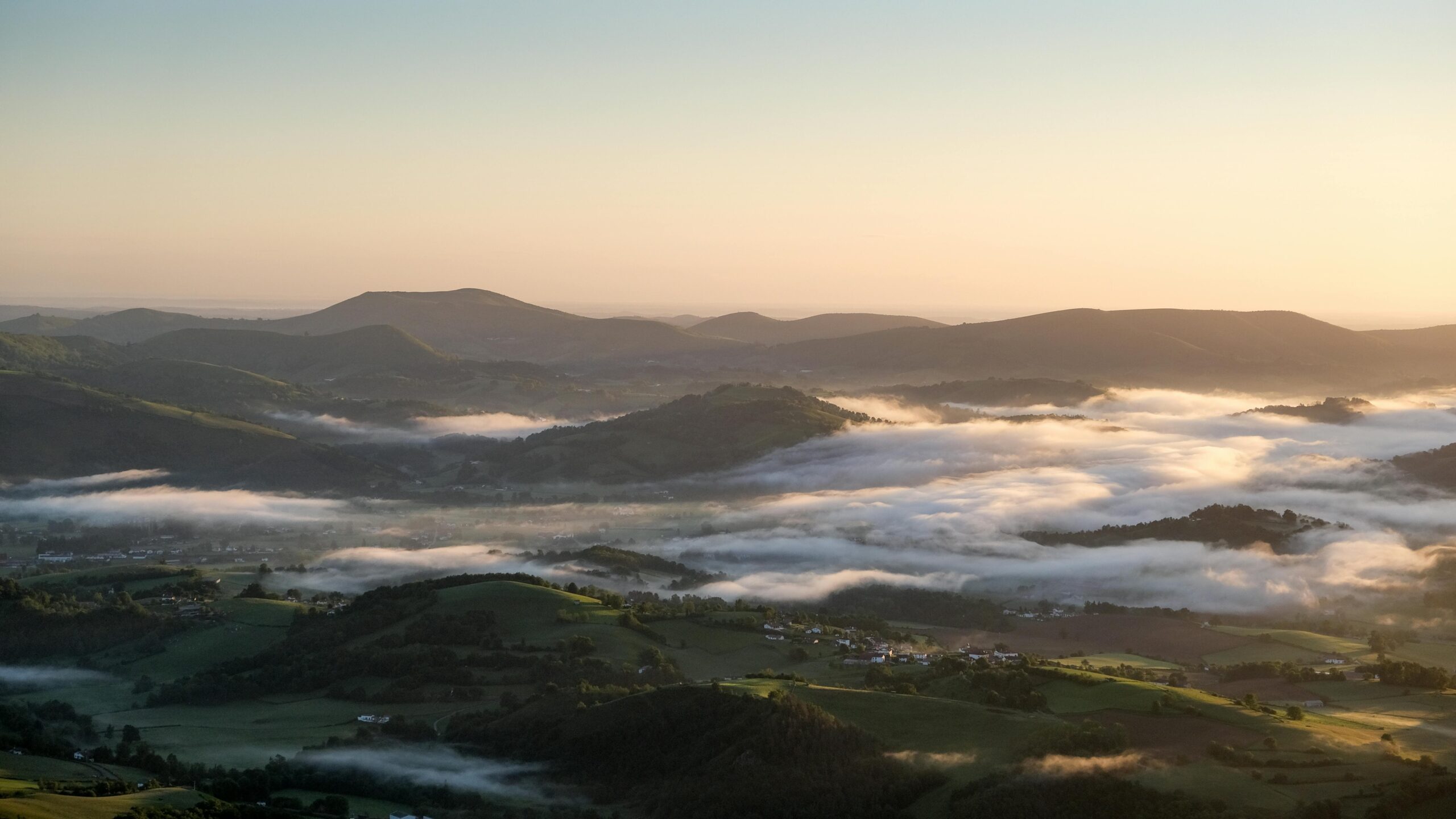 Vista De Los Pirineos Con Niebla.